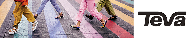 Teva Sandalen werden von jungen Leuten auf der Strasse getragen